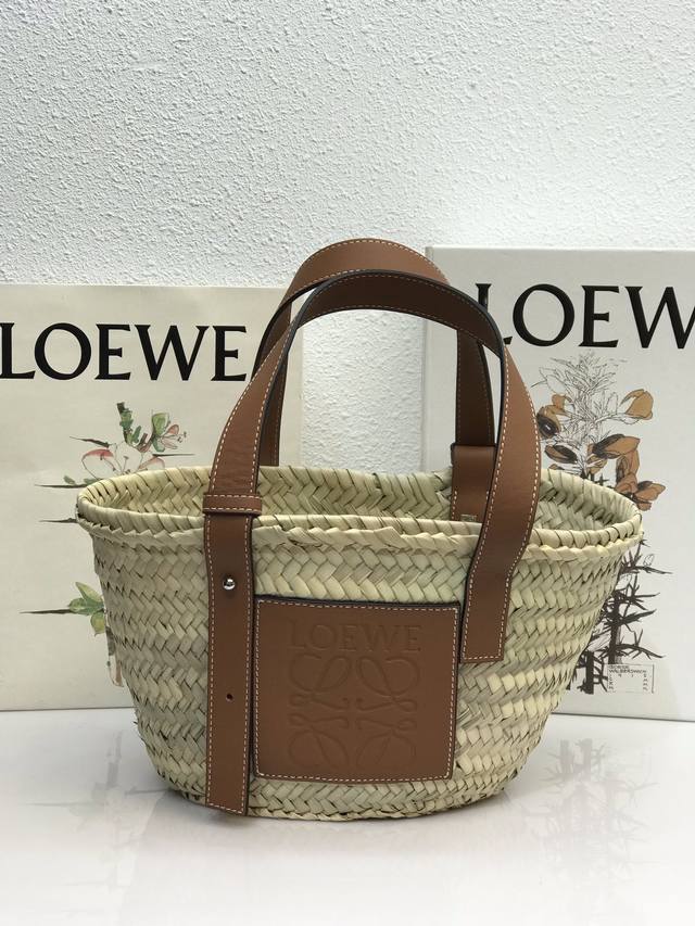 小号 Loewe罗意威 经典 Basket Bag 篮子草编包 纯手工编制 正宗马来西亚棕榈叶 编织与浓郁的罗家风格皮印 非常时髦 精湛的手工艺 手提部位可调节