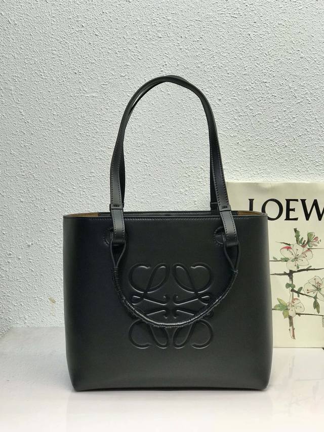 小号 Loewe罗意威 新款购物袋 Anagram Tote依然占据新季c位以焦糖色 黑色为主色调除了常规的经典肩带还搭配独特的编织手柄给简约的造型增添了不少时