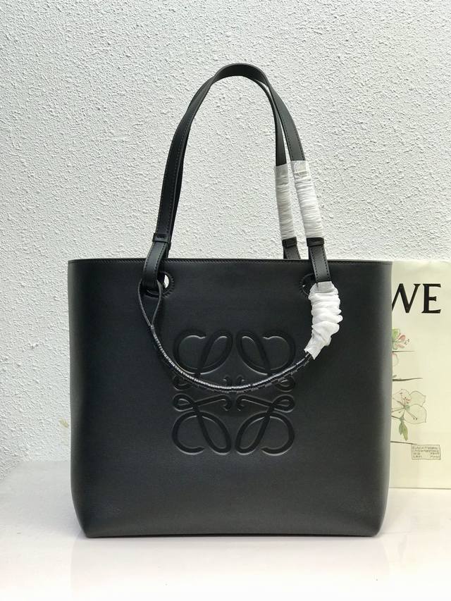 大号 Loewe罗意威 新款购物袋 Anagram Tote依然占据新季c位以焦糖色 黑色为主色调除了常规的经典肩带还搭配独特的编织手柄给简约的造型增添了不少时