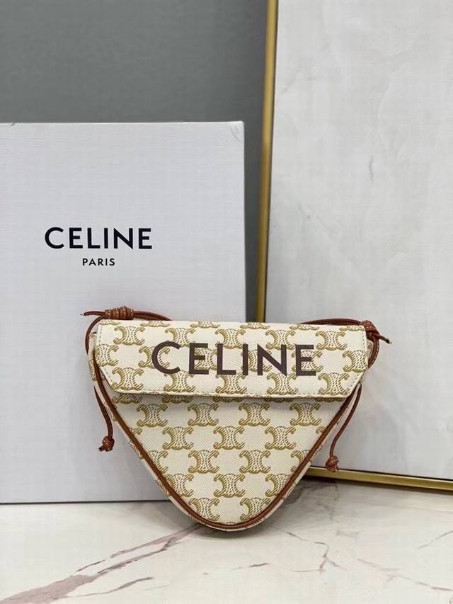 Celine赛琳 新品triomphe老花三角包 平时的设计都是规规矩矩的包型 这季却玩起了异形包 简直不要太吸睛而且这款男女通用款 真的太太太独领风骚 型号