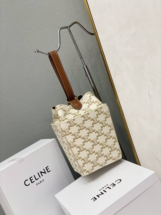 花料 Celine赛琳 新品strap Box 手袋 Triomphe Canvas标志 牛皮包边 织物面料衬里 手提 按扣开合 1个主隔层 手挽长16厘米 型