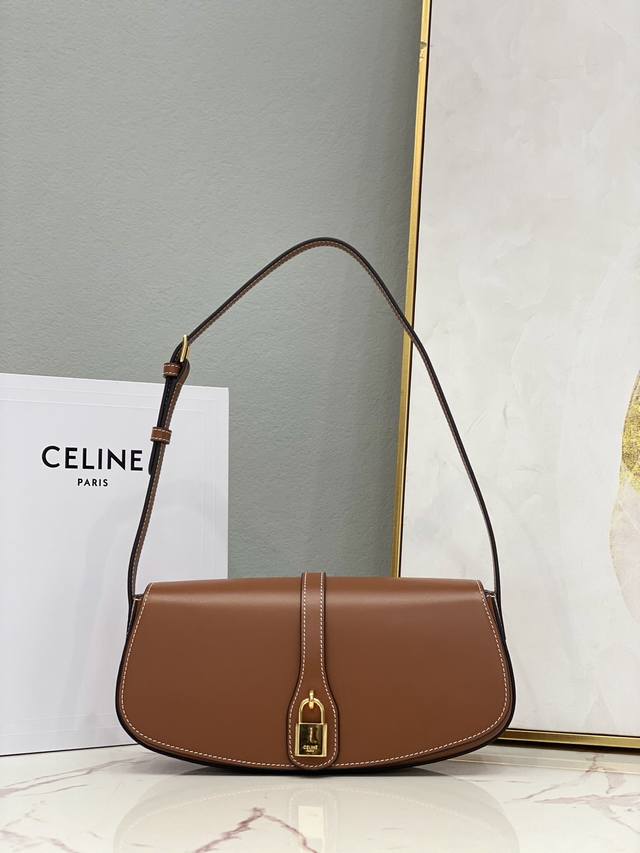 大号全皮 Celine赛琳 最新秋冬系列 Tabou Clutch Onstrap锁头饰带手包 现代 随意 慵懒又有点酷 太适合秋冬搭配各种穿 Triomphe