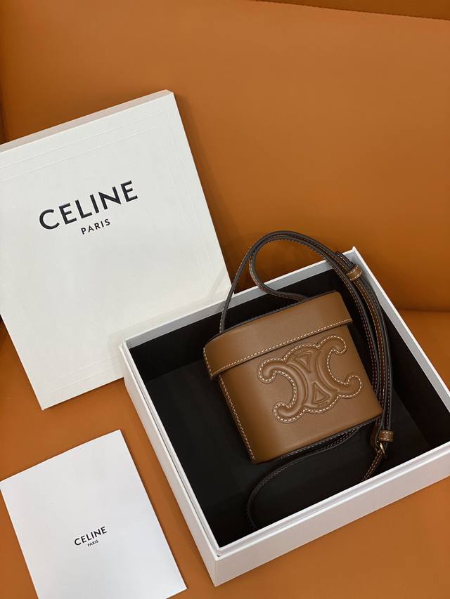 Celine赛琳 新品box Triomphe平纹牛皮革手袋 本款型无法装下plus等较大的智能手机机型 斜挎肩背手提 设计感满满的盒子包 虽小巧但容量绝对的耐