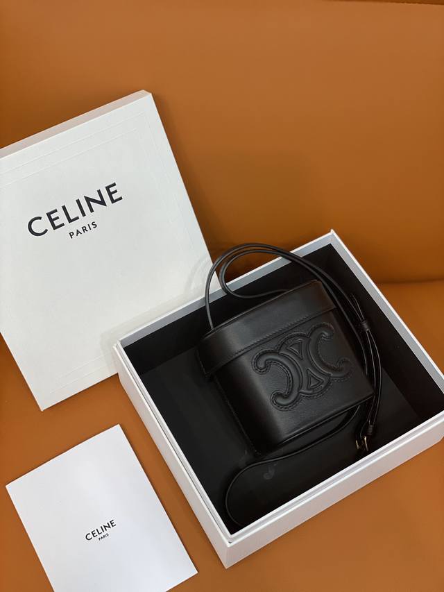 Celine赛琳 新品box Triomphe平纹牛皮革手袋 本款型无法装下plus等较大的智能手机机型 斜挎肩背手提 设计感满满的盒子包 虽小巧但容量绝对的耐