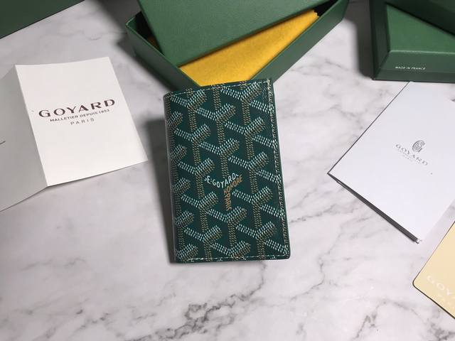 Goyard戈雅 新品护照夹 时尚出行必备单品 品牌成立于1853年 已超过160年的历史 面料以麻 棉及大麻纤维混合织成后再涂上光面的树胶醛醣 防水 结实 耐