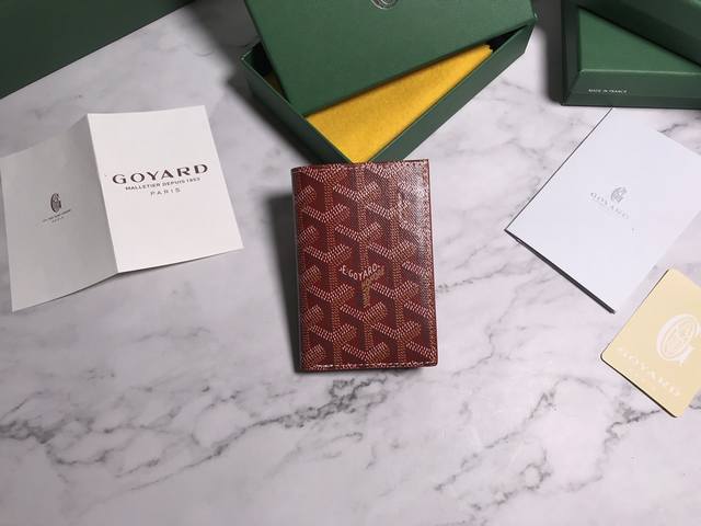 Goyard戈雅 新品护照夹 时尚出行必备单品 品牌成立于1853年 已超过160年的历史 面料以麻 棉及大麻纤维混合织成后再涂上光面的树胶醛醣 防水 结实 耐