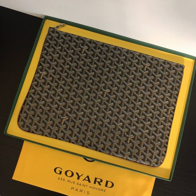 大号 Goyard戈雅 爆款手拿包 品牌成立于1853年已超过160年的历史 面料以麻 棉及大麻纤维混合织成后再涂上光面的树胶醛醣 防水 结实 耐用 备受明星