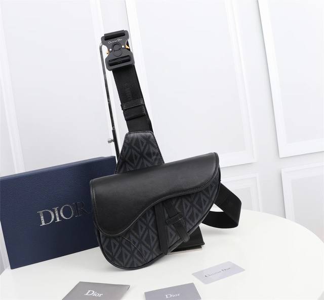 这款马鞍包以黑色帆布全新演绎经典版型 饰以 Cd Diamond 图案 灵感源自 Dior 档案 搭配黑色光滑牛皮革 磁性翻盖和隐藏拉链口袋 可安全收纳日常用品