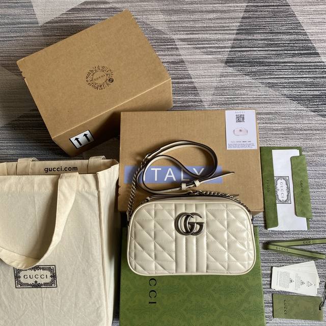 配全套专柜绿色包装 令人欲罢不能的美包你收了吗 Gg Marmont系列 优雅精巧的设计可是俘获了不少少女的芳心 同时也是全球达人必备的百搭单品 超级赞 型号