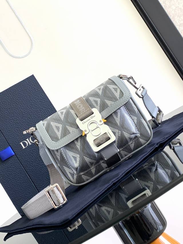 这款 Dior Hit The Road 手袋是二零二三春夏成衣系列新品 将现代风格与 Dior 的高订精神融为一体 采用迪奥灰 Cd Diamond 图案帆布