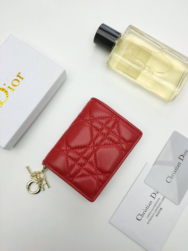 迪奥翻盖卡夹s0011里外全羊皮+反包边工艺 精心制作 彰显 Lady Dior 系列标志性设计 搭配藤格纹缉面线和 D.I.O.R. 吊饰 实用而精巧 尺寸:
