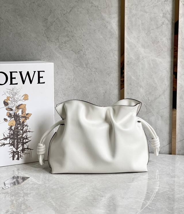 大号 Loewe罗意威 新品 Flamenco Clutch系列升级版福袋 选用优质的小牛皮 将经典造型重新演绎 其柔软 舒适的设计 可手拿 可拆卸 可调节的长