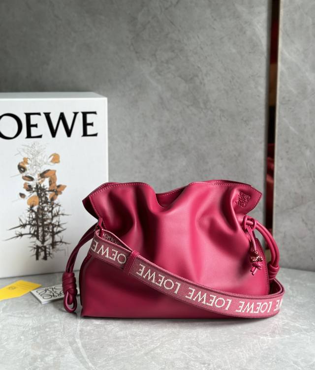 Loewe罗意威 新品 Flamenco 福袋 采用拉绳收紧 并打上标志性的盘绕结 这个款单色版本采用纳帕牛皮革制成 配有同色系五金件 同色系提花带子和同色系陶