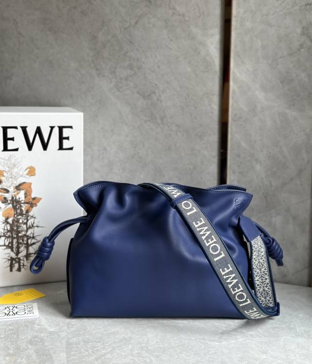 Loewe罗意威 新品 Flamenco 福袋 采用拉绳收紧 并打上标志性的盘绕结 这个款单色版本采用纳帕牛皮革制成 配有同色系五金件 同色系提花带子和同色系陶