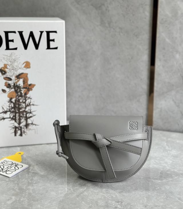 迷你 Loewe罗意威 升级版字母寛肩带马鞍包 Minigatedual手袋 绝绝子 寛肩带简直是灵魂之笔 赋予了gate全新的生命 包身采用柔软牛皮革精制而成