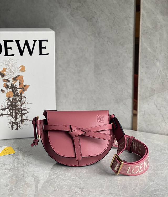 迷你 Loewe罗意威 升级版字母寛肩带马鞍包 Minigatedual手袋 绝绝子 寛肩带简直是灵魂之笔 赋予了gate全新的生命 包身采用柔软牛皮革精制而成