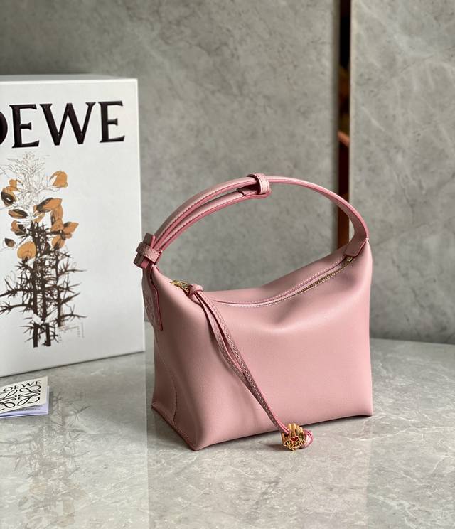 Loewe罗意威 新品 Cubi 全皮饭盒包 Napa纳帕牛皮 比起提花款 全皮来的更极简大方 轻便 新配色也是可爱到不行 拉绳上的小五金件里有个小爱心 细节很