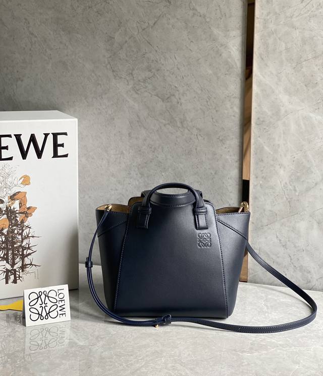 Loewe罗意威 新品 Hammok Nugget 名副其实的宝藏包款 长短手柄交叉 清新 脱俗又颇有趣味 像个可爱的粽子 让人特别有好感 耳朵展开变蝙蝠型 实