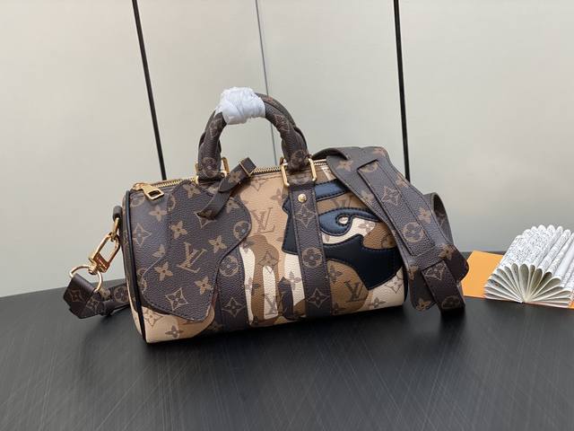 顶级原厂 M46678老花 男包枕头包系列本款 Keepall Bandouli re25 手袋出自lvportrait系列 融合皮革贴饰和看似随意的印花图案