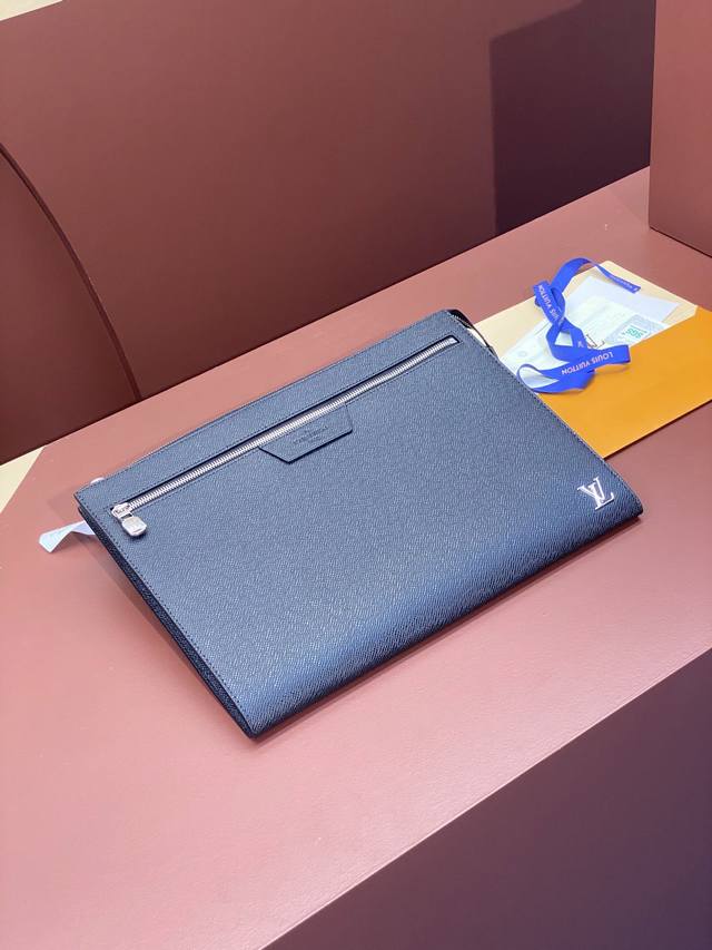 M30965十字纹 黑色 本款 Pochette 24H 手拿包以 Taga 牛皮革塑造纤薄圆润的构型 拥有风琴结构和内贴袋 可容纳 13 寸笔记本电脑 记事本
