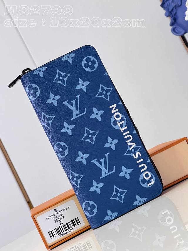 顶级原单 M82799蓝 這款zippy直式拉鏈錢包選用monogram塗層帆布製作 內外顏色形成對比效果 並飾邊以白色 Louis Vuitton 字樣點綴