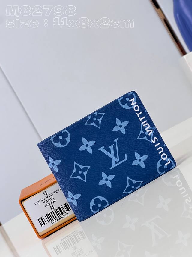顶级原单 M82798蓝 本款 Slender 钱夹拼接 Monogram 帆布与标志性 Monogram 图案内里 竖体路易威登标识点缀其上 卡片夹层与钞票隔