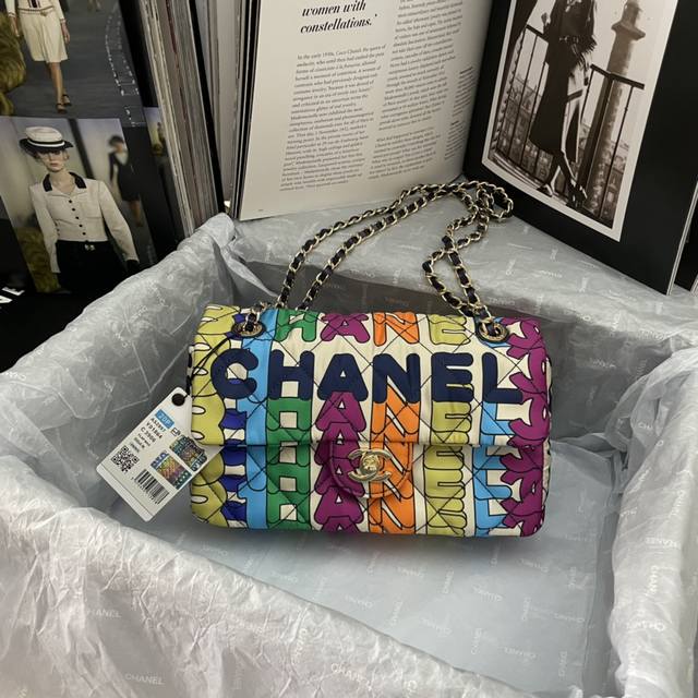Chanel21K Chanel秋冬系列爆款彩虹印花cf款 海棉菱格的包身车线 自重很轻 而且容量很大哦 单肩斜挎都可以的 哪个潮人身上不带点颜色瞧瞧 彩虹色无