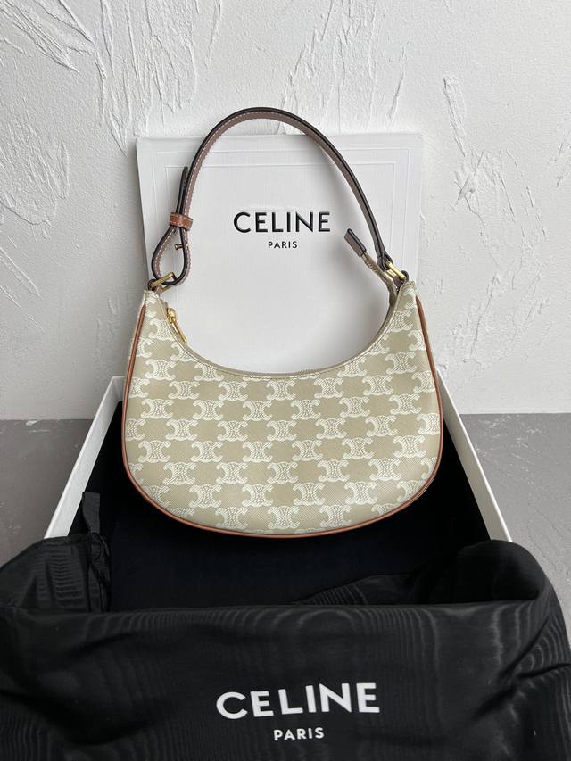 正品级 2023S秋冬新品 Celine帆布凯旋门米杏色刺绣ava手袋 Celine全新ava Strap手袋 新月包型可调节肩带 谱写优雅质感 巧妙可调节搭扣