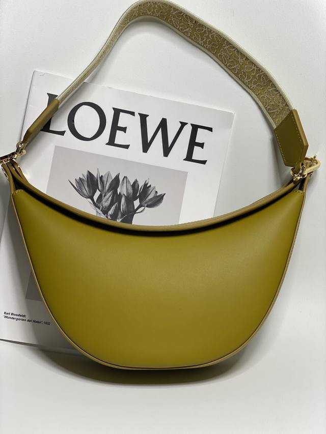 原厂皮 月亮包小号 型号3073 尺寸30袋口-高12-宽-5 Loewe Luna 是一款半月形 Hobo 手袋 有着精心制作的雕塑廓形和弧形双唇开合 隐藏式