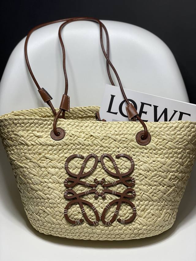 原厂皮 小号伊拉卡棕榈纤维和牛皮革 Anagram Basket 手袋 1 颜色尺寸 袋口长40-底长29-高24 型号009 颜色: 原色 棕褐色 一个传统的