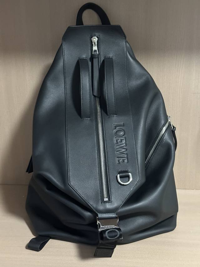 原厂皮 Loewe型號3335 经典牛皮革变形背包 尺寸40-20-50Cm 颜色: 黑色 多功能背包 配有舒适性高的衬垫肩带 网眼背部和一个饰有品牌标志的金属