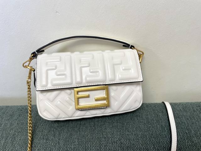 正品级 白色型号0 芬迪 Fendi 19经典baguette Ff Logo浮雕系列 It S Not A Bag It S Baguette 中号 26X1