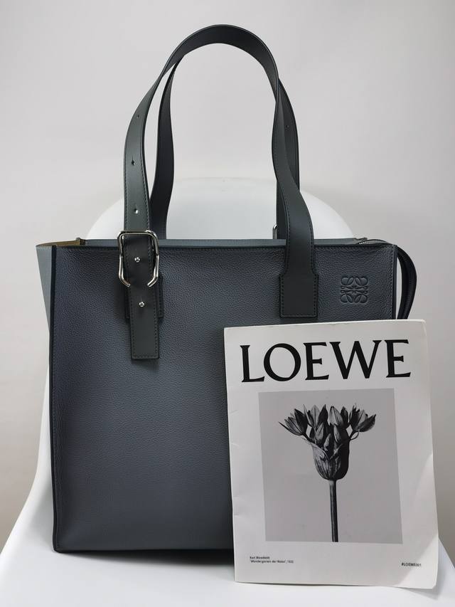原厂皮 Loewe Buckle Tote手袋 新版本带拉链 男仕托特包 型號3050A灰色 宽大的容量和纤细的轮廓 扁平和不对称的双顶部手柄 饰有标志性的弧形