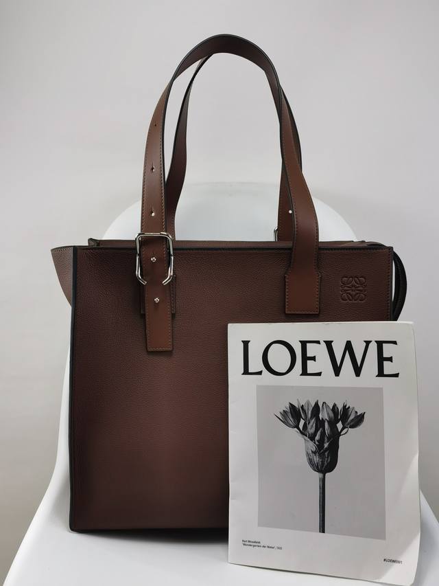原厂皮 Loewe Buckle Tote手袋 新版本带拉链 男仕托特包 型號3050A 宽大的容量和纤细的轮廓 扁平和不对称的双顶部手柄 饰有标志性的弧形开口