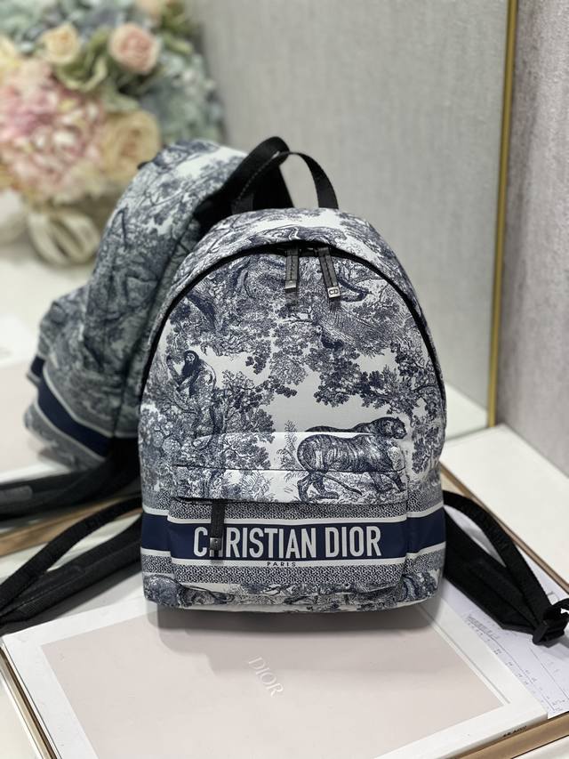 高版本 科技布面料 背包 这款 Diortravel Backpack 双肩背包精巧实用 采用科技面料精心制作 饰以蓝色 Reverse 茹伊印花图案 全新演绎