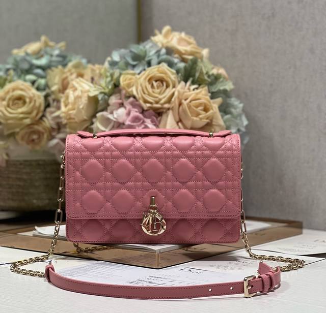 正品级 高品质 Miss Dior 手提包 粉色 这款 Miss Dior 手提包是二零二四早春系列的新品 优雅实用 采用粉色羊皮革精心制作 饰以藤格纹缉面线
