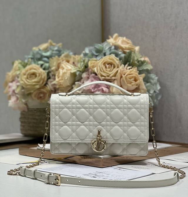 正品级 高品质 Miss Dior 手提包 白色 这款 Miss Dior 手提包是二零二四早春系列的新品 优雅实用 采用白色羊皮革精心制作 饰以藤格纹缉面线