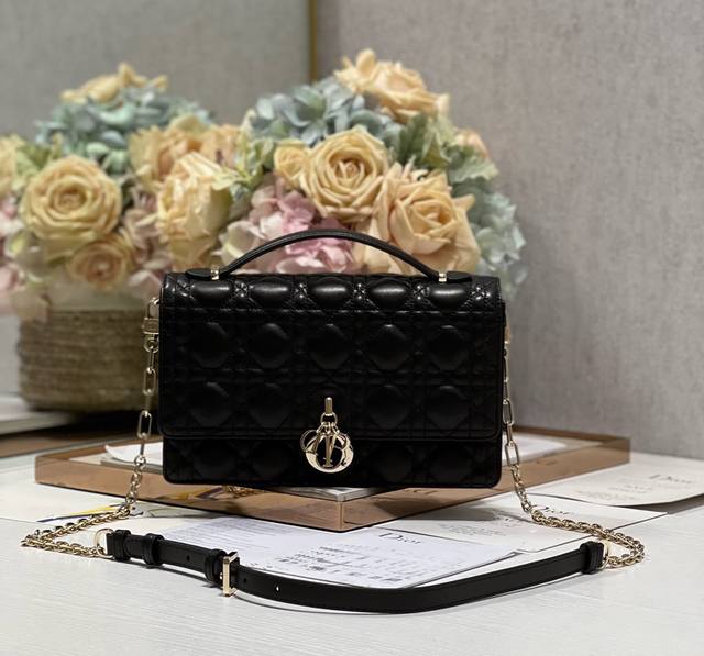 正品级 高品质 Miss Dior 手提包 黑色 这款 Miss Dior 手提包是二零二四早春系列的新品 优雅实用 采用黑色羊皮革精心制作 饰以藤格纹缉面线
