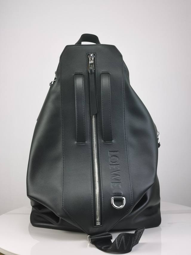 原厂皮 Loewe型號3335大号书包 经典牛皮革变形背包 尺寸40-20-50Cm 颜色: 黑色 多功能背包 配有舒适性高的衬垫肩带 网眼背部和一个饰有品牌标