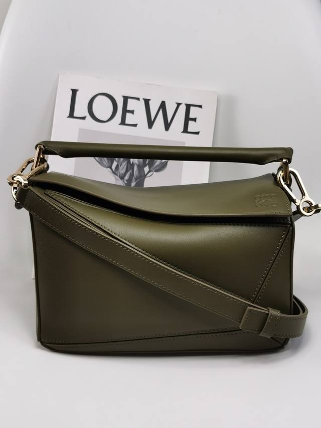 原厂皮 Lw 型號 1 0 66压印 Logo 小号puzzle 手袋 到货 Loewe推出的首次亮相手提包*长方体形状和精确的切割技术创造了 Puzzle 独