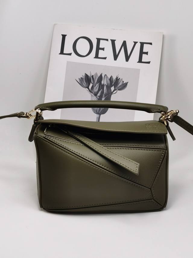 原厂皮 Lw 型號 1 压印 Logo 小号puzzle 手袋 到货 Loewe推出的首次亮相手提包*长方体形状和精确的切割技术创造了 Puzzle 独特的几何