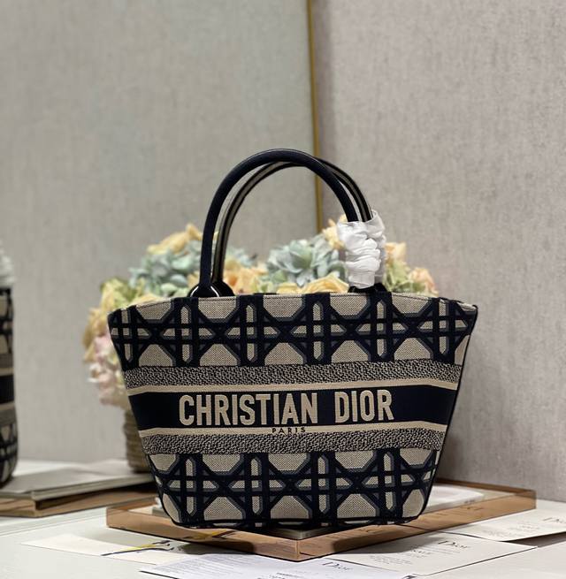 正品级 高品质 Dior 新款刺绣篮子包包 菱格蓝 这款篮子手袋灵感来自女装创意总监玛丽亚 嘉茜娅 蔻丽 Maria Grazia Chiuri 是体现dior