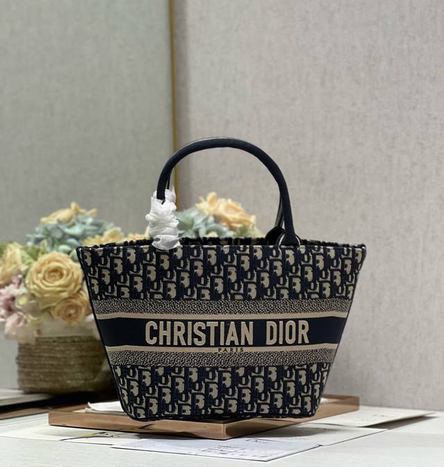 正品级 高品质 Dior 新款刺绣篮子包包 蓝d 这款篮子手袋灵感来自女装创意总监玛丽亚 嘉茜娅 蔻丽 Maria Grazia Chiuri 是体现dior审