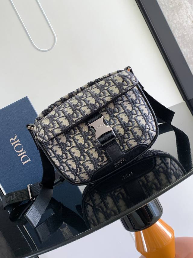 顶级原单 这款 Dior Explorer 手袋搭配肩带 是本季新品 灵感源自经典的信使包元素 重新诠释 Dior 男士滑雪限定系列的经典设计 采用杏色料精心制