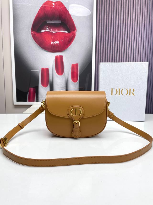 织爱cd M9319 这款 Dior Bobby中号手袋采用光面牛皮革精心制作 饰以复古金色五金配件提升格调 内部为绒面革设计 柔软而富有质感