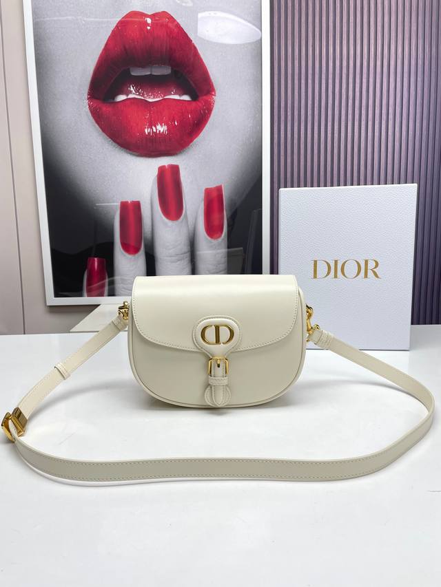 织爱cd M9319 这款 Dior Bobby中号手袋采用光面牛皮革精心制作 饰以复古金色五金配件提升格调 内部为绒面革设计 柔软而富有质感