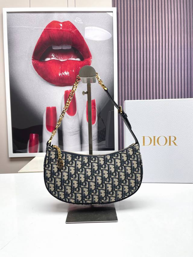织爱cd Cd Lounge 手袋 这款 Cd Lounge 手袋是二零二三年夏季新品 彰显 Dior 的现代审美与高订风范 采用蓝色提花面料精心制作 经典链条