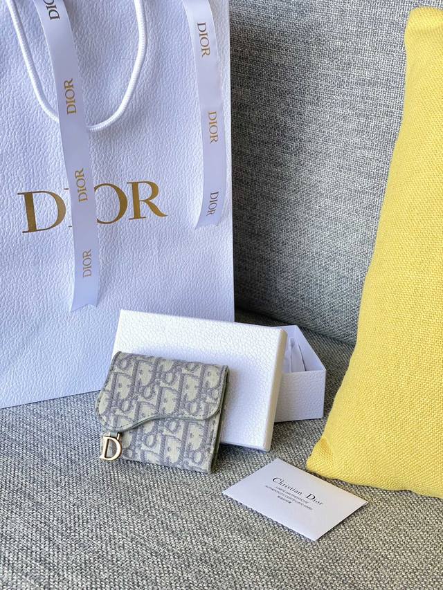 迟到一周的礼物真香 Dior三折钱包款号s 2Ctzq-M928 -3015嗐 的欢喜就被英国的快递给耽搁了 但今天收到的时候还是太开心了中谢谢罗同学 他说本来