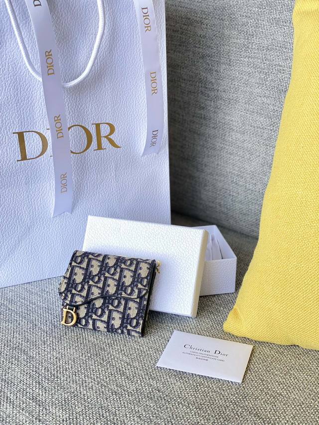 迟到一周的礼物真香 Dior三折钱包款号s 2Ctzq-M928 -3015嗐 的欢喜就被英国的快递给耽搁了 但今天收到的时候还是太开心了中谢谢罗同学 他说本来