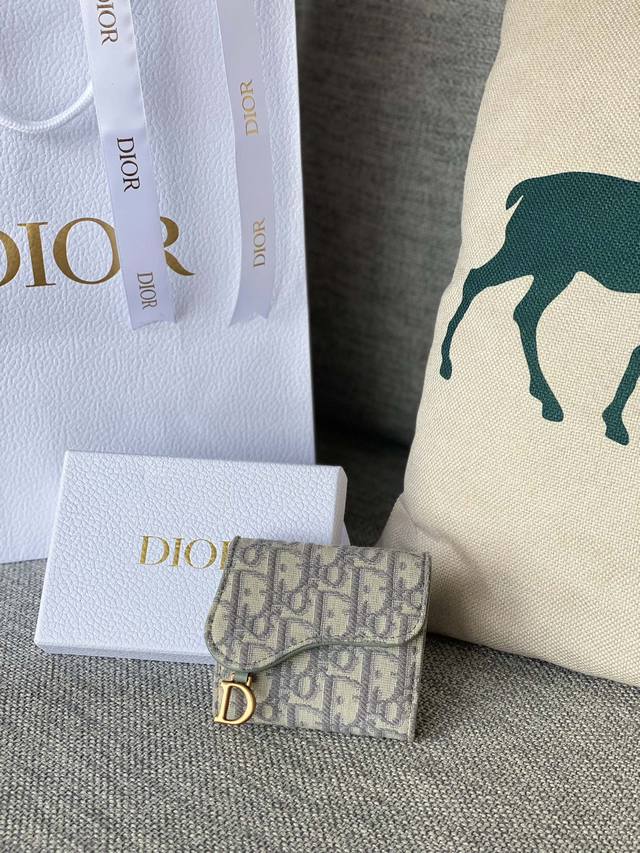 迟到一周的礼物真香 Dior三折钱包款号s 2Ctzq-M928 -3015 嗐 的欢喜就被英国的快递给耽搁了 但今天收到的时候还是太开心了中谢谢罗同学 他说本